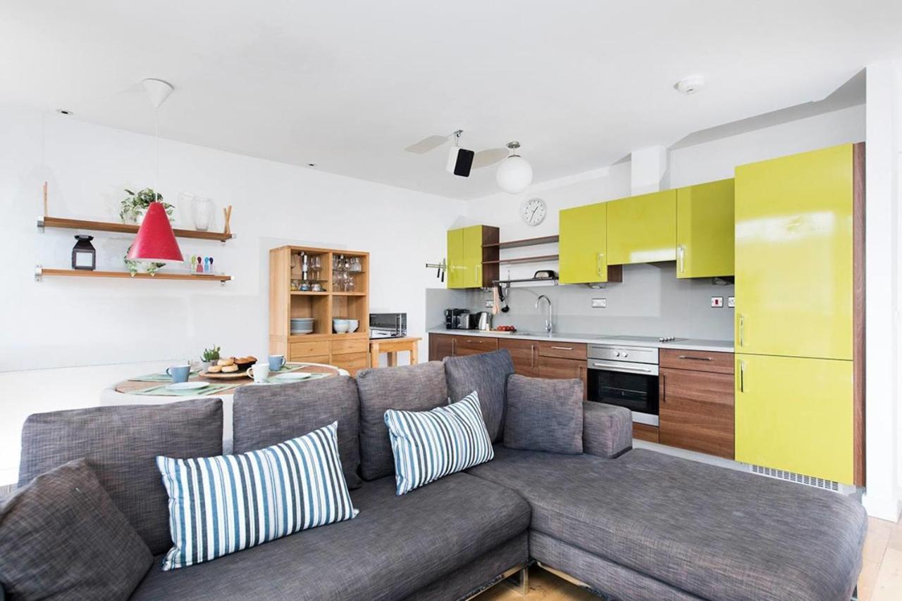 Stylish 2 Bedroom Flat With Balcony In Apartamento